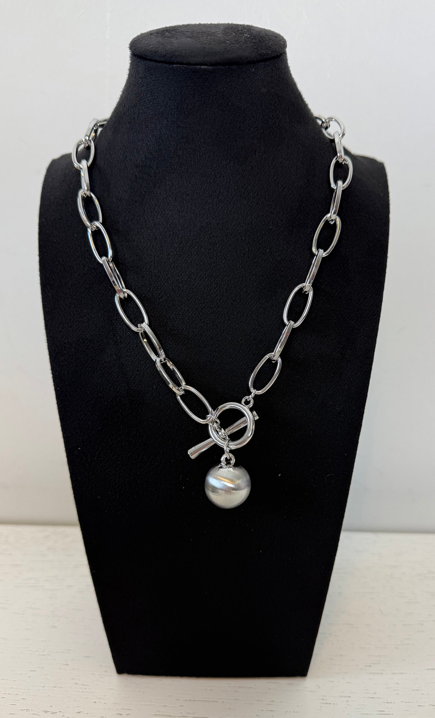 Zilverkleurige ketting bol