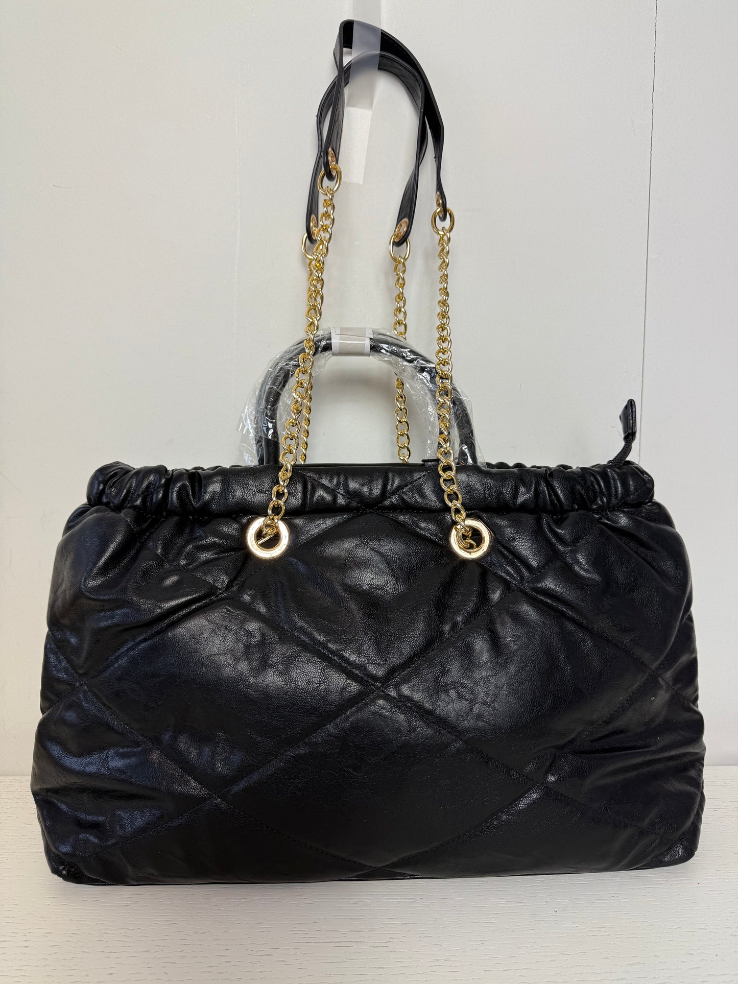 Grote zwarte tas met goudkleurige ketting hengsels