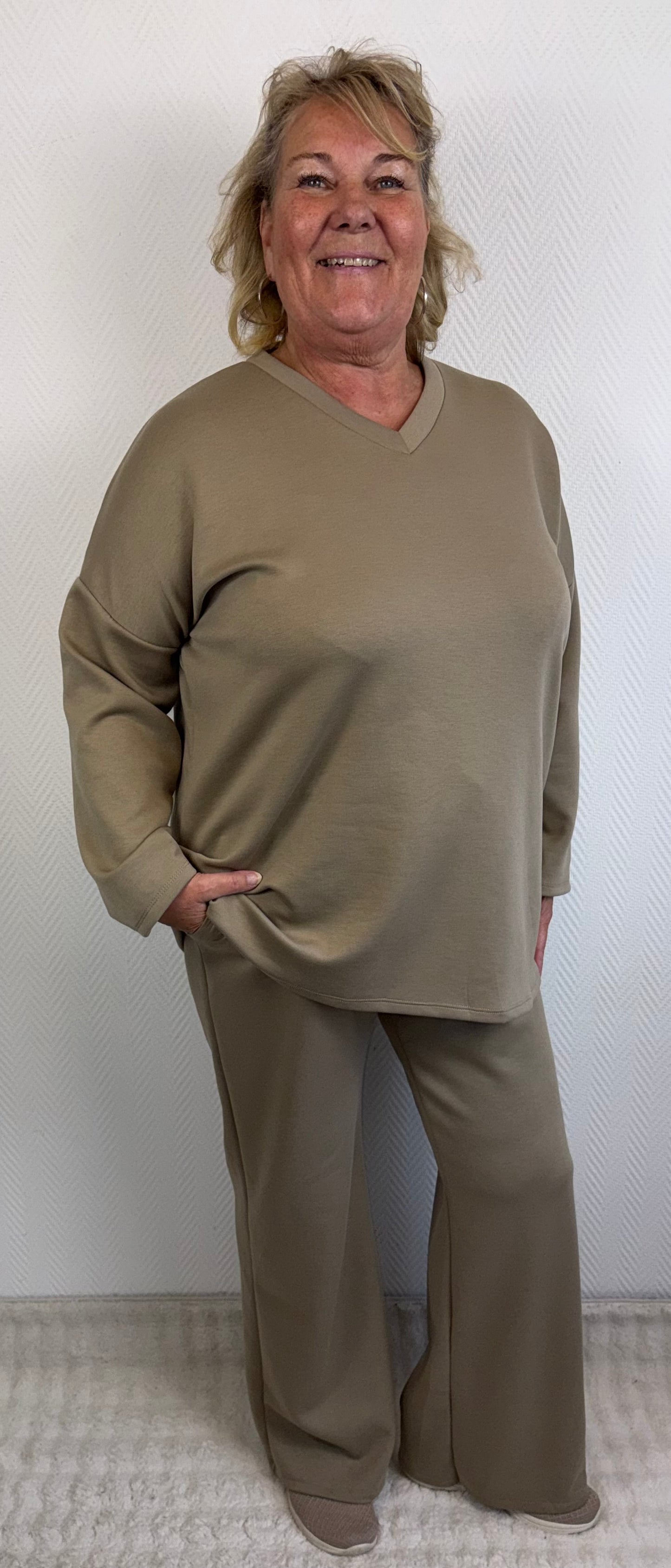 Comfy pak met V hals beige/taupe 46/48/50