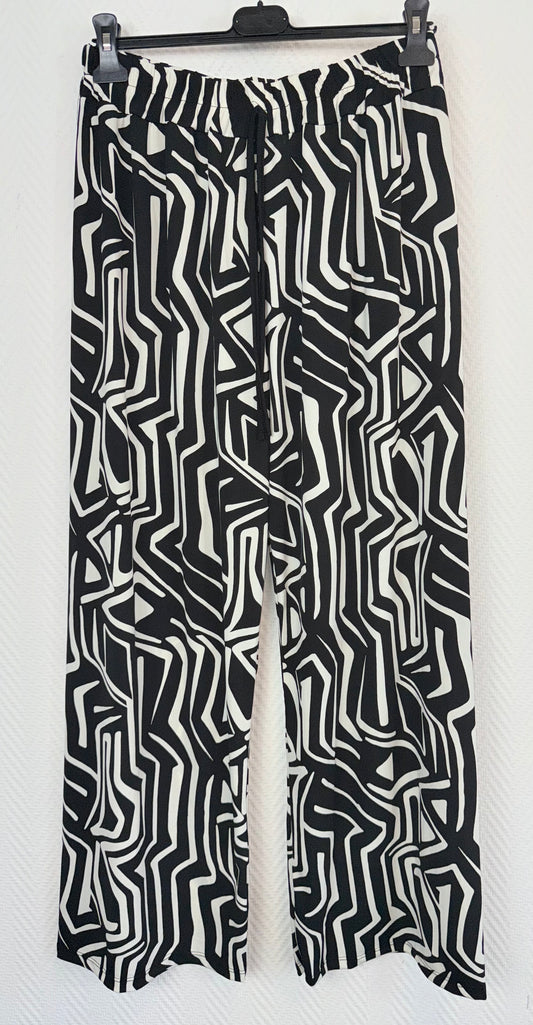 Travelbroek black/white 42/44/46/48/50/52/54