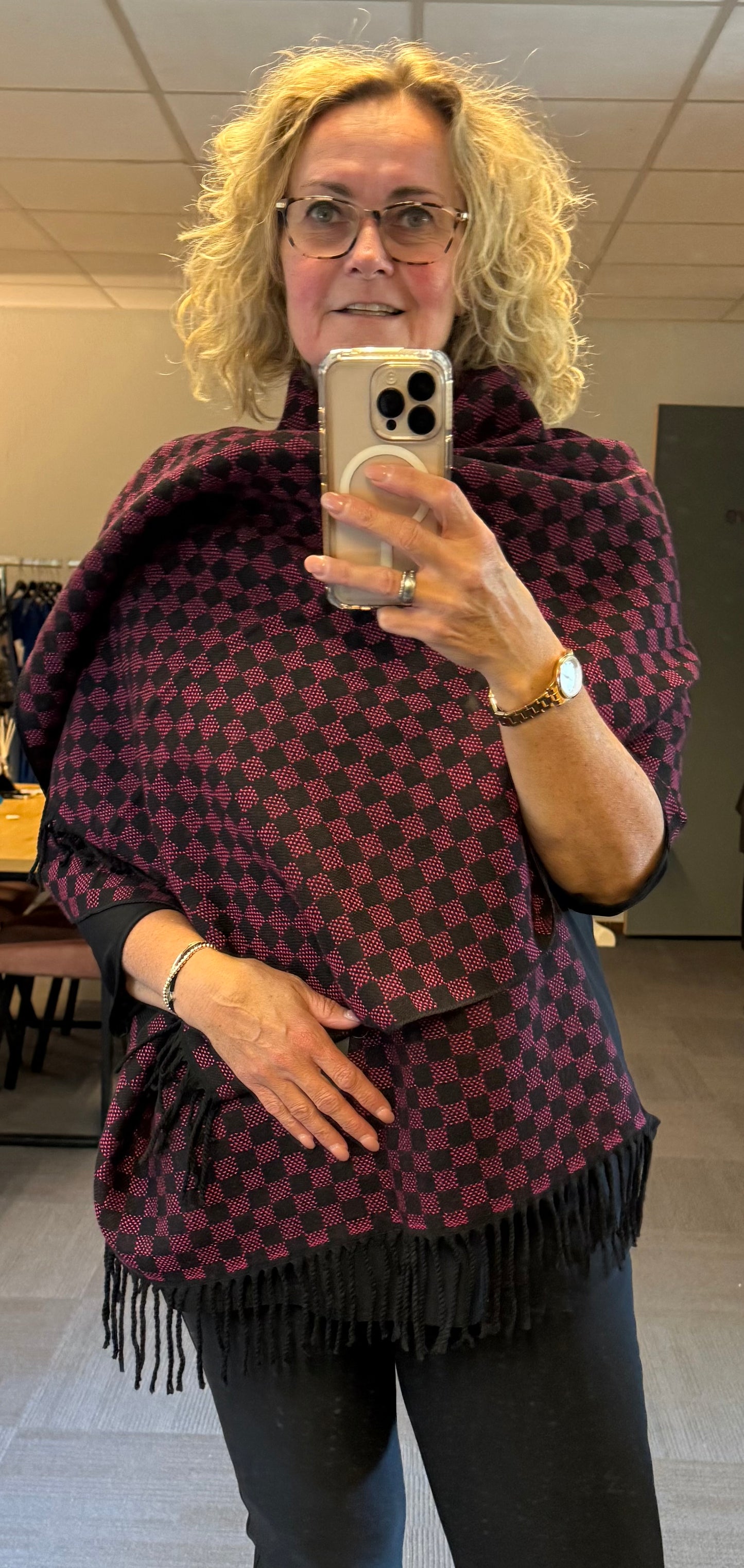 Lange viscose sjaal die je aan 2 kanten kunt dragen.