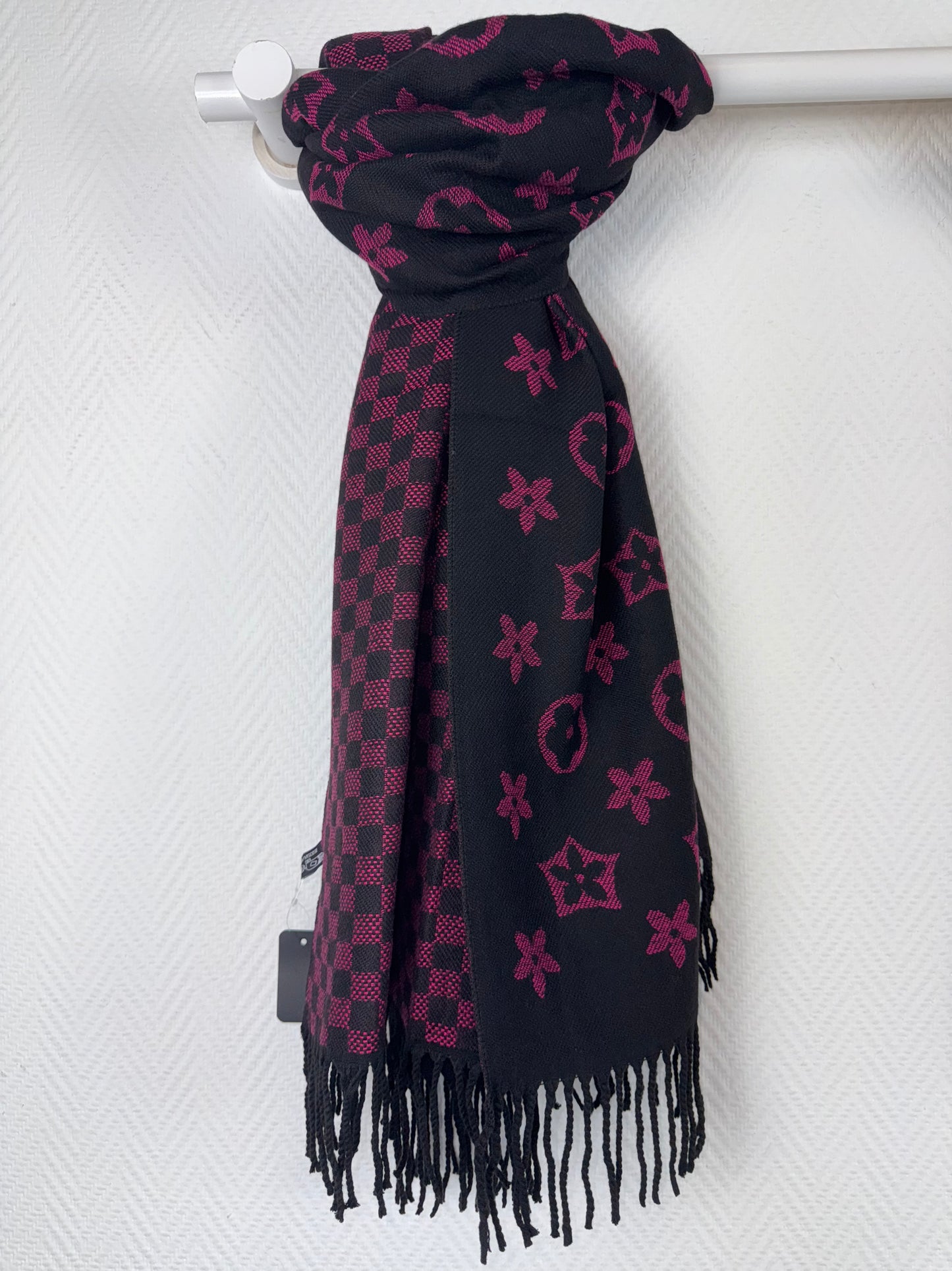 Lange viscose sjaal die je aan 2 kanten kunt dragen.