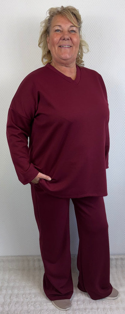 Comfy pak met V hals bordeauxrood 46/48/50