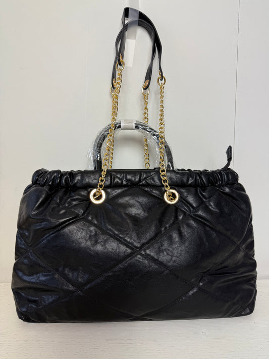 Grote zwarte tas met goudkleurige ketting hengsels