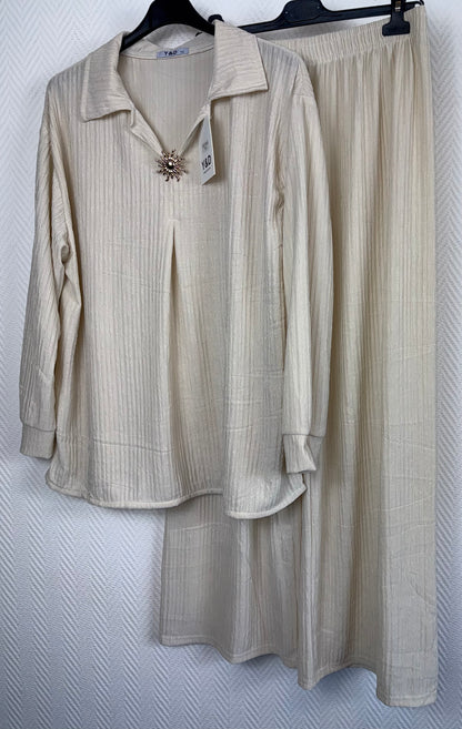 Plissé pak met broche maat 40/42/44/46/48