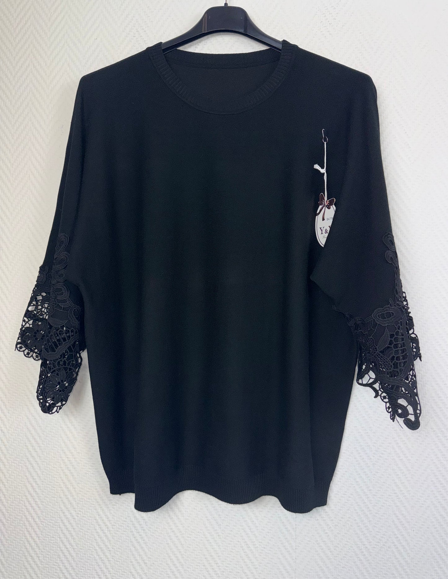 Fijn gebreid luxe dun truitje met kanten mouwen 40/42/44