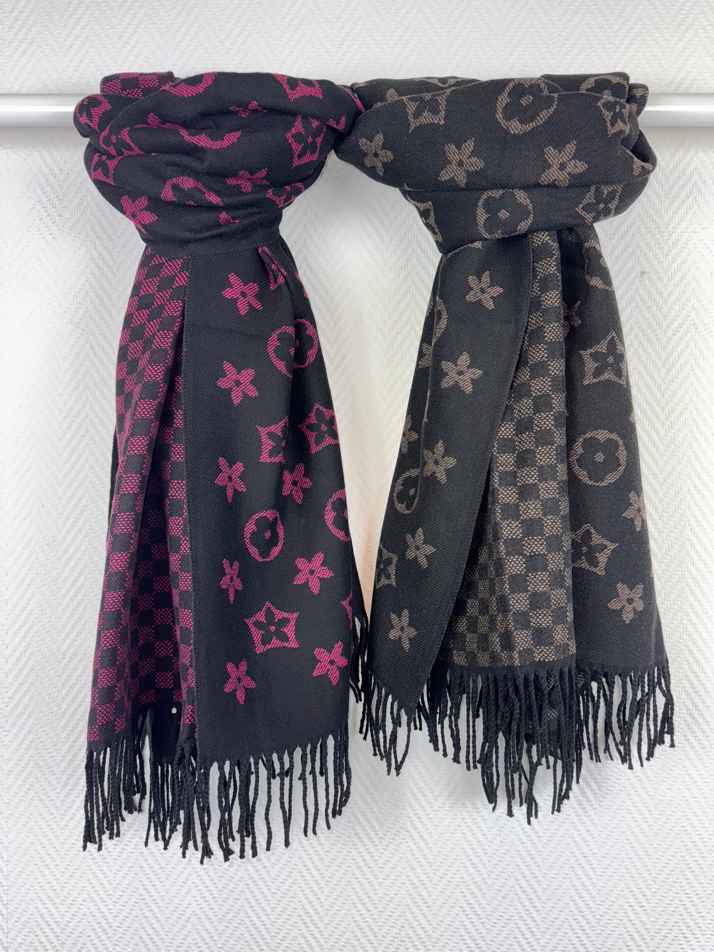 Lange viscose sjaal die je aan 2 kanten kunt dragen.