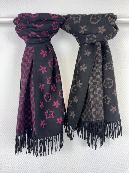 Lange viscose sjaal die je aan 2 kanten kunt dragen.