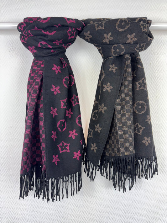 Lange viscose sjaal die je aan 2 kanten kunt dragen.