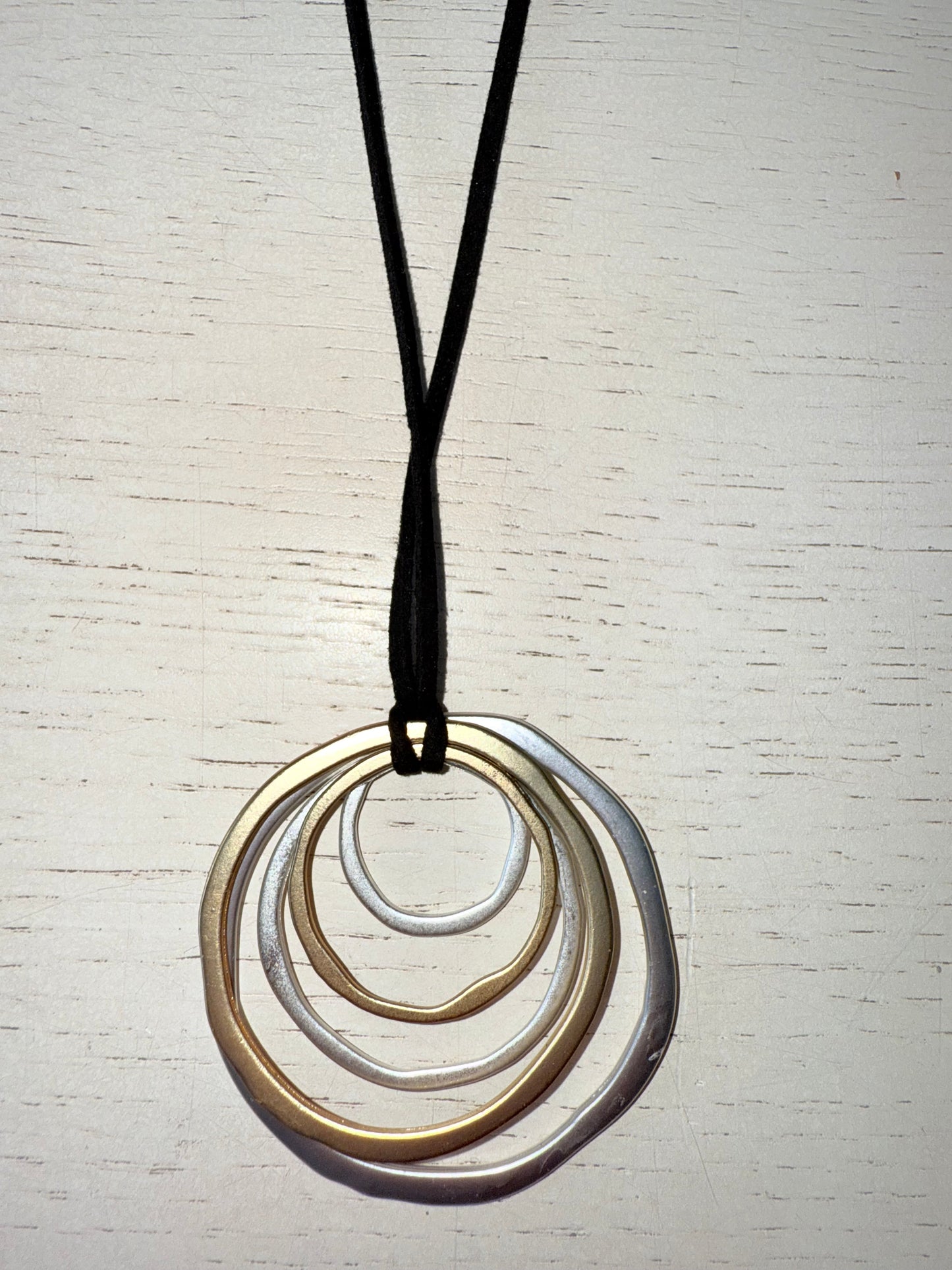 Lange ketting met ringen in goud/zilver