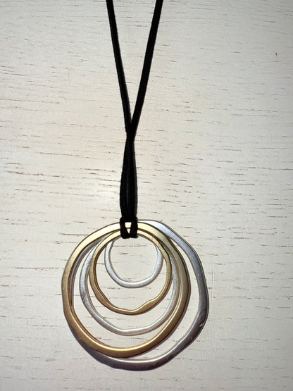 Lange ketting met ringen in goud/zilver