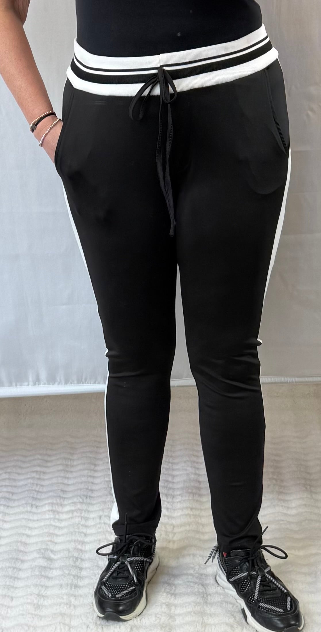 Travelbroek zwart met witte streep 44/46 & 46/48