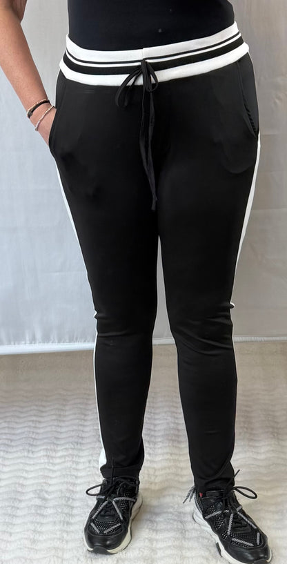 Travelbroek zwart met witte streep 44/46 & 46/48