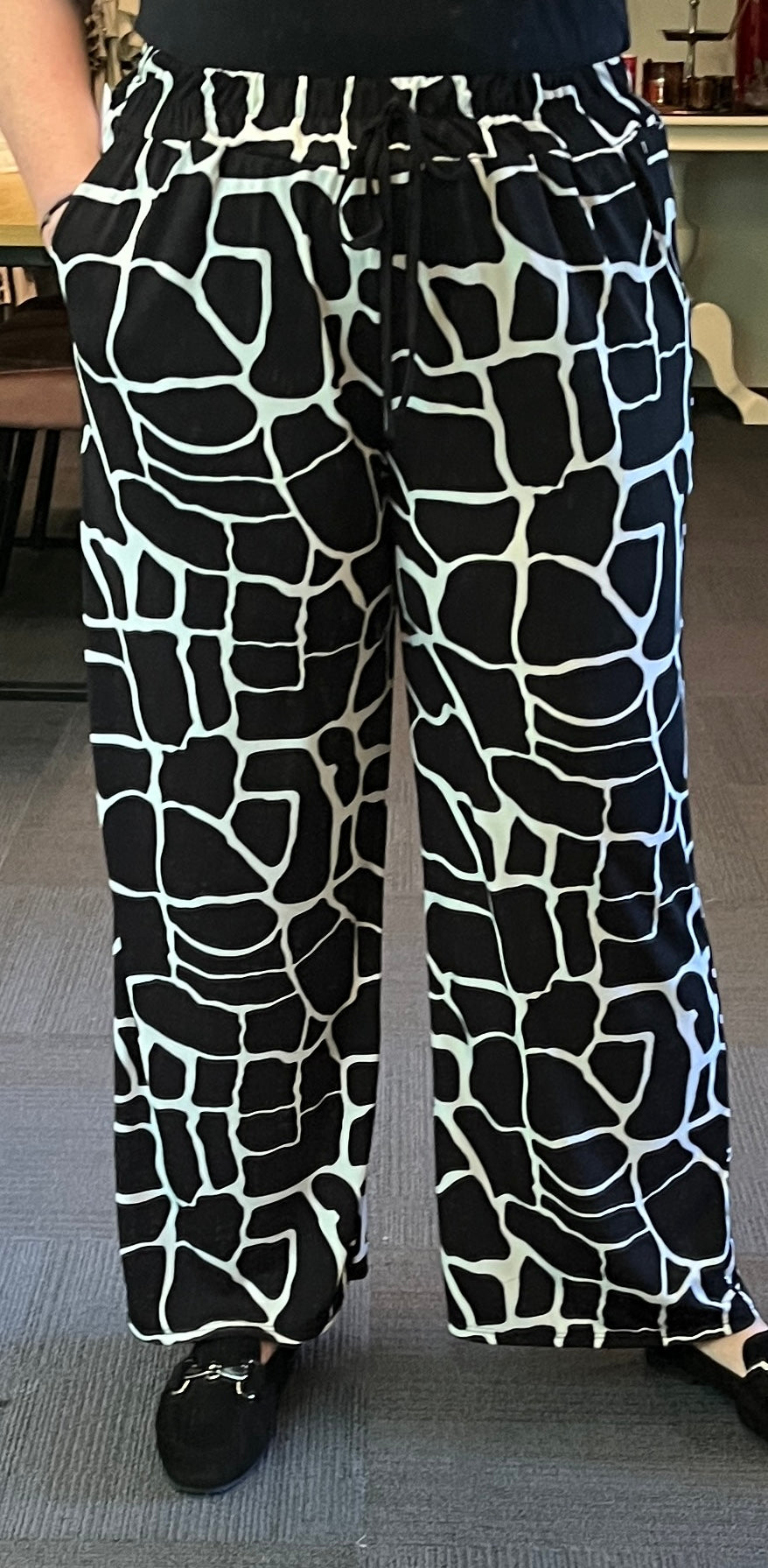 Travel broek zwart/wit print 42/44/46/48/50/52