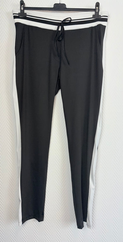 Travelbroek zwart met witte streep 44/46 & 46/48