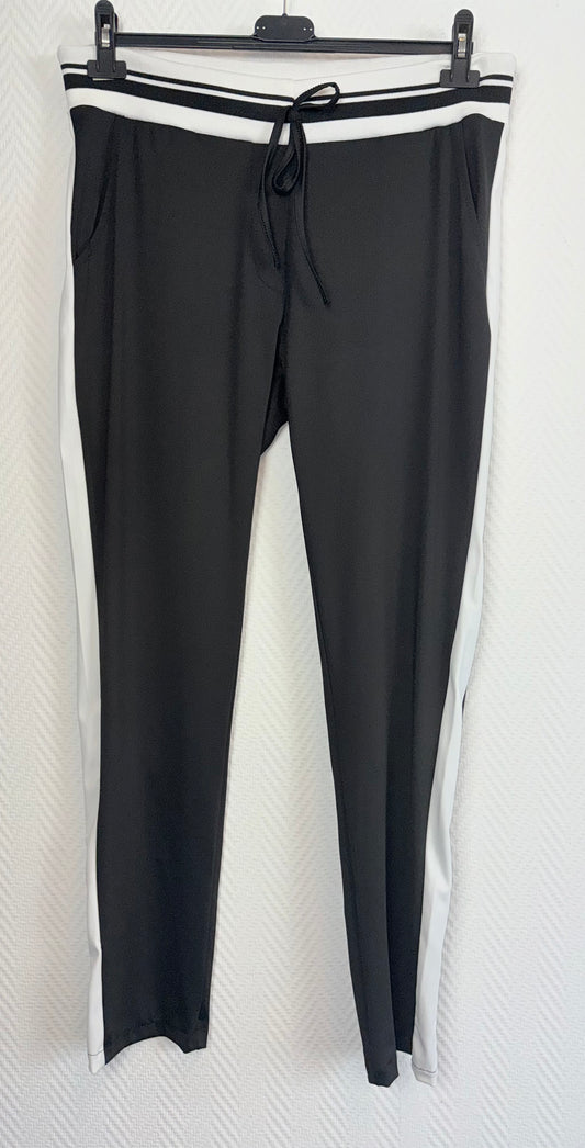 Travelbroek zwart met witte streep 44/46 & 46/48