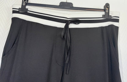 Travelbroek zwart met witte streep 44/46 & 46/48