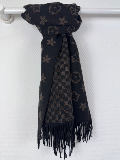 Lange viscose sjaal die je aan 2 kanten kunt dragen.