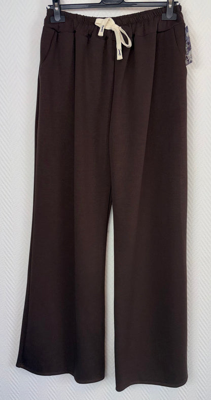 Comfy pak met V hals donkerbruin 46/48/50