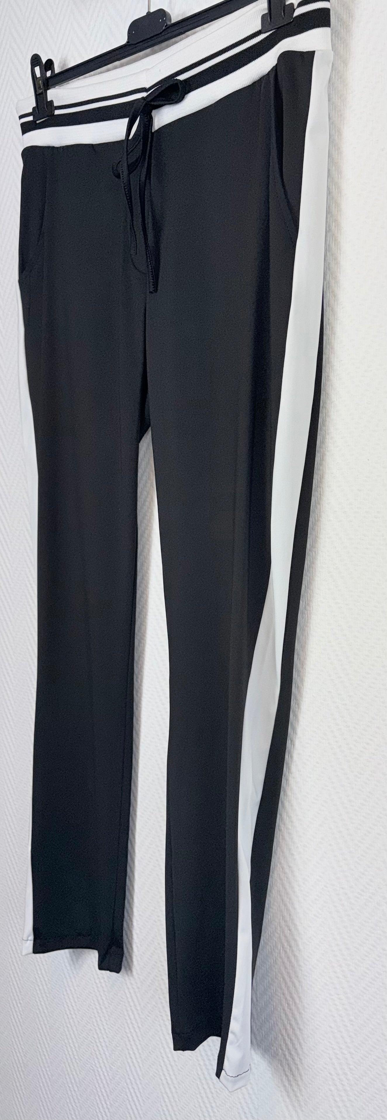 Travelbroek zwart met witte streep 44/46 & 46/48