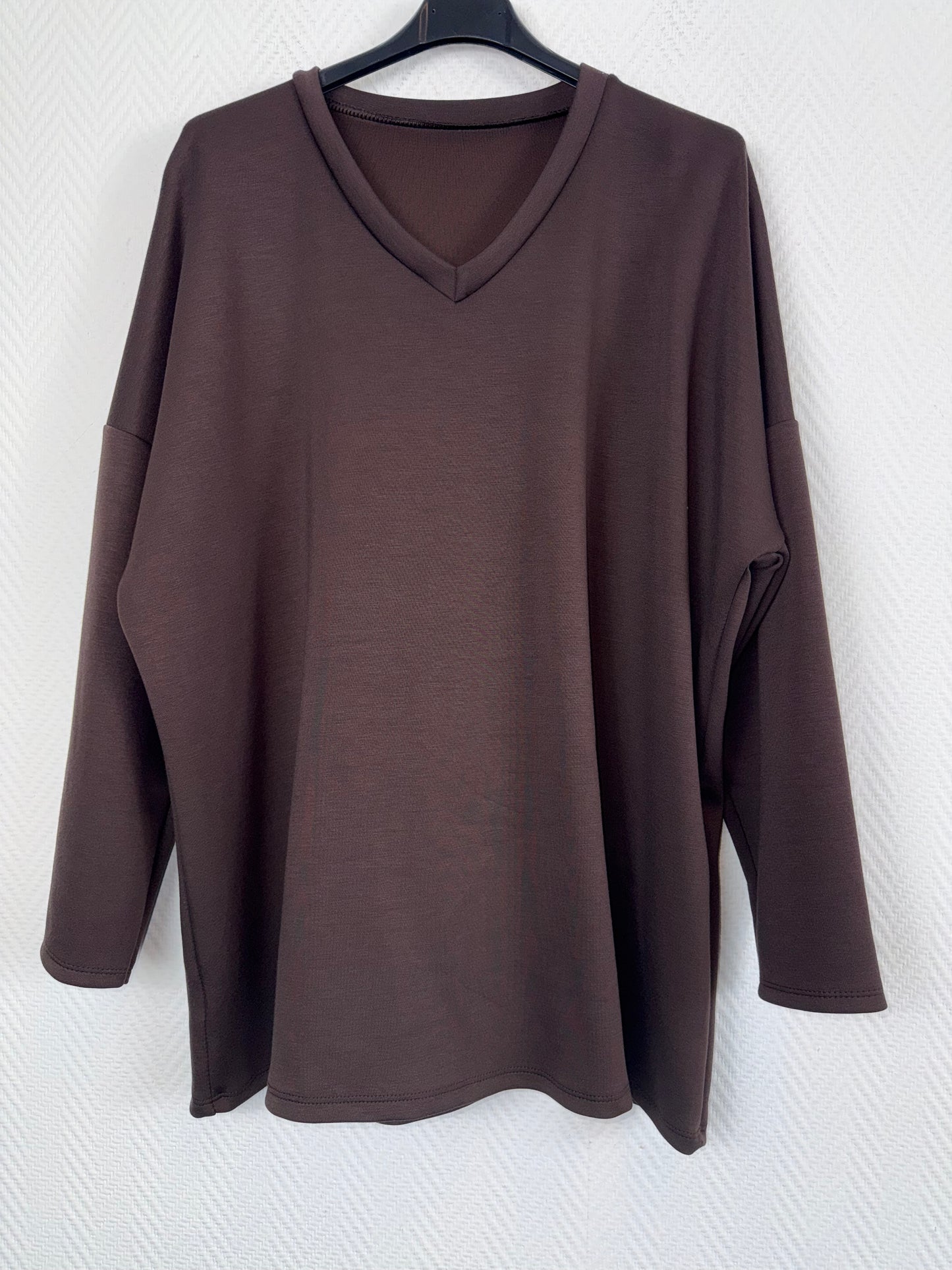 Comfy pak met V hals donkerbruin 46/48/50