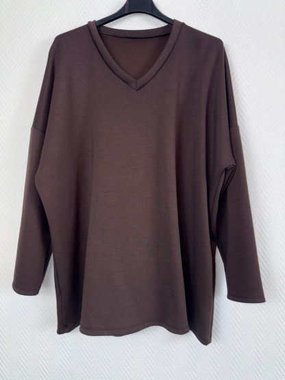 Comfy pak met V hals donkerbruin 46/48/50