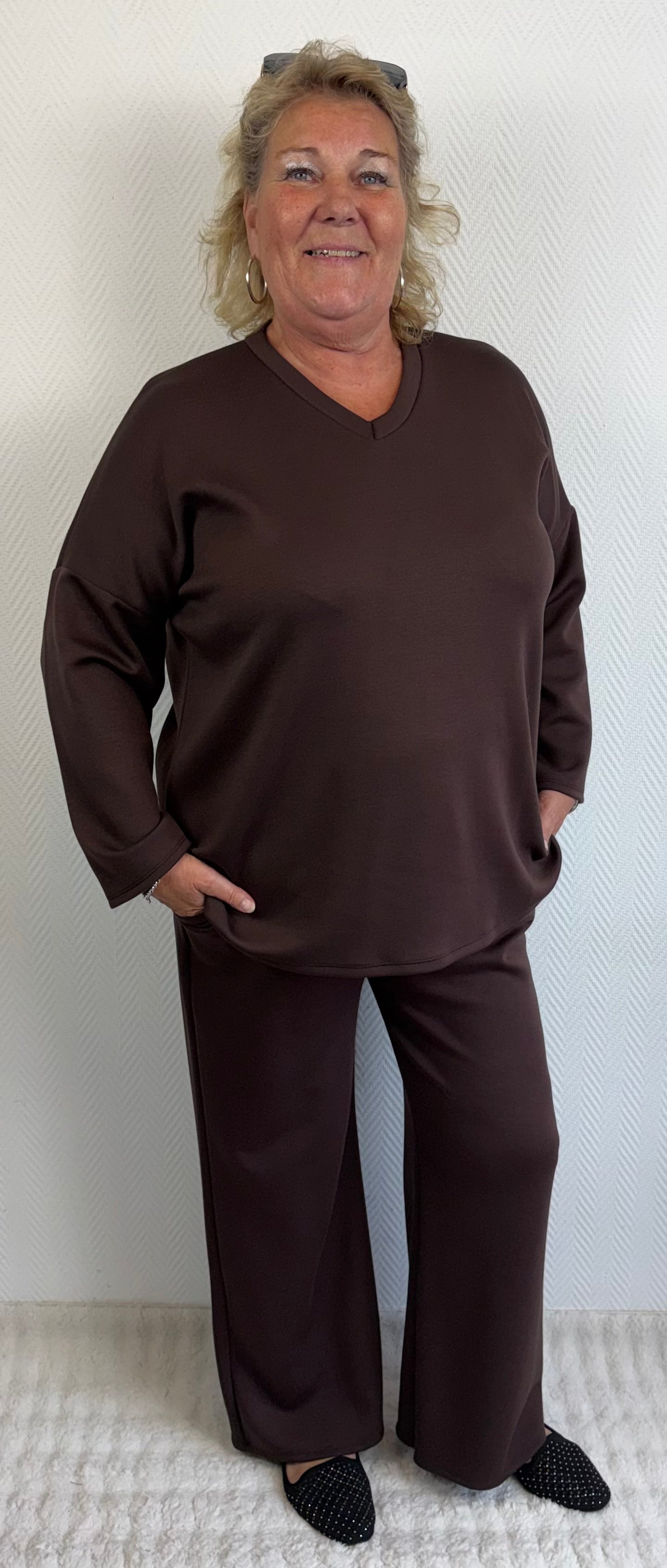 Comfy pak met V hals donkerbruin 46/48/50