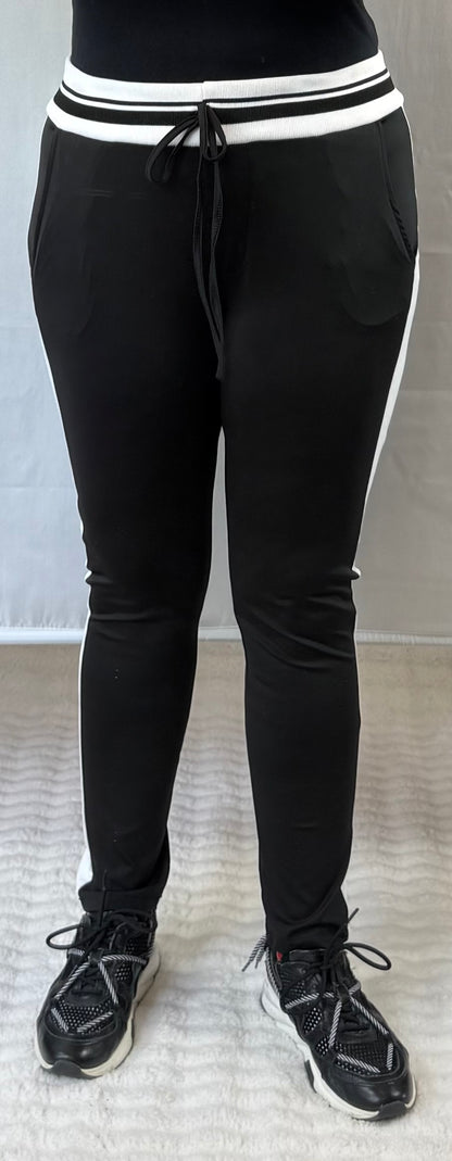 Travelbroek zwart met witte streep 44/46 & 46/48