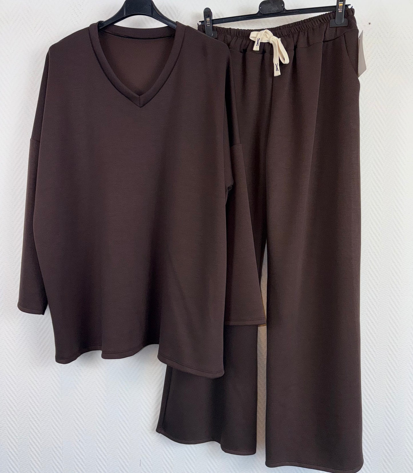 Comfy pak met V hals donkerbruin 46/48/50