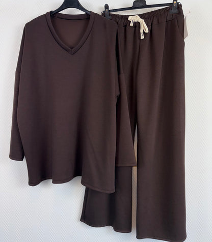 Comfy pak met V hals donkerbruin 46/48/50