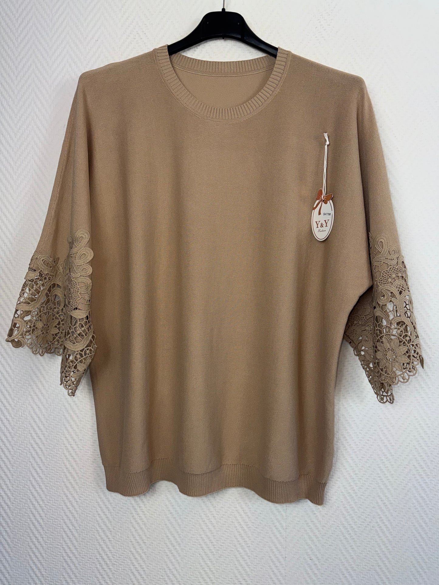 Fijn gebreid luxe dun truitje met kanten mouwen 40/42/44