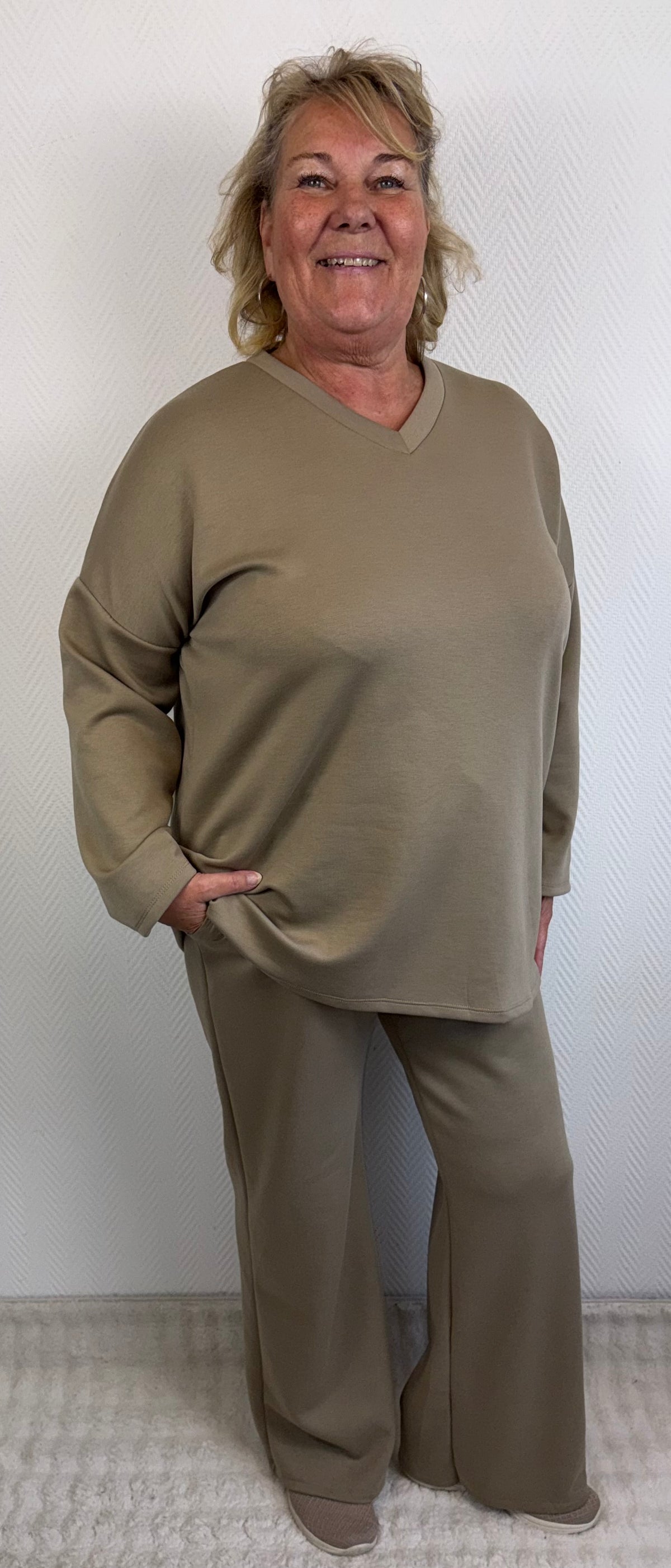 Comfy pak met V hals beige/taupe 46/48/50