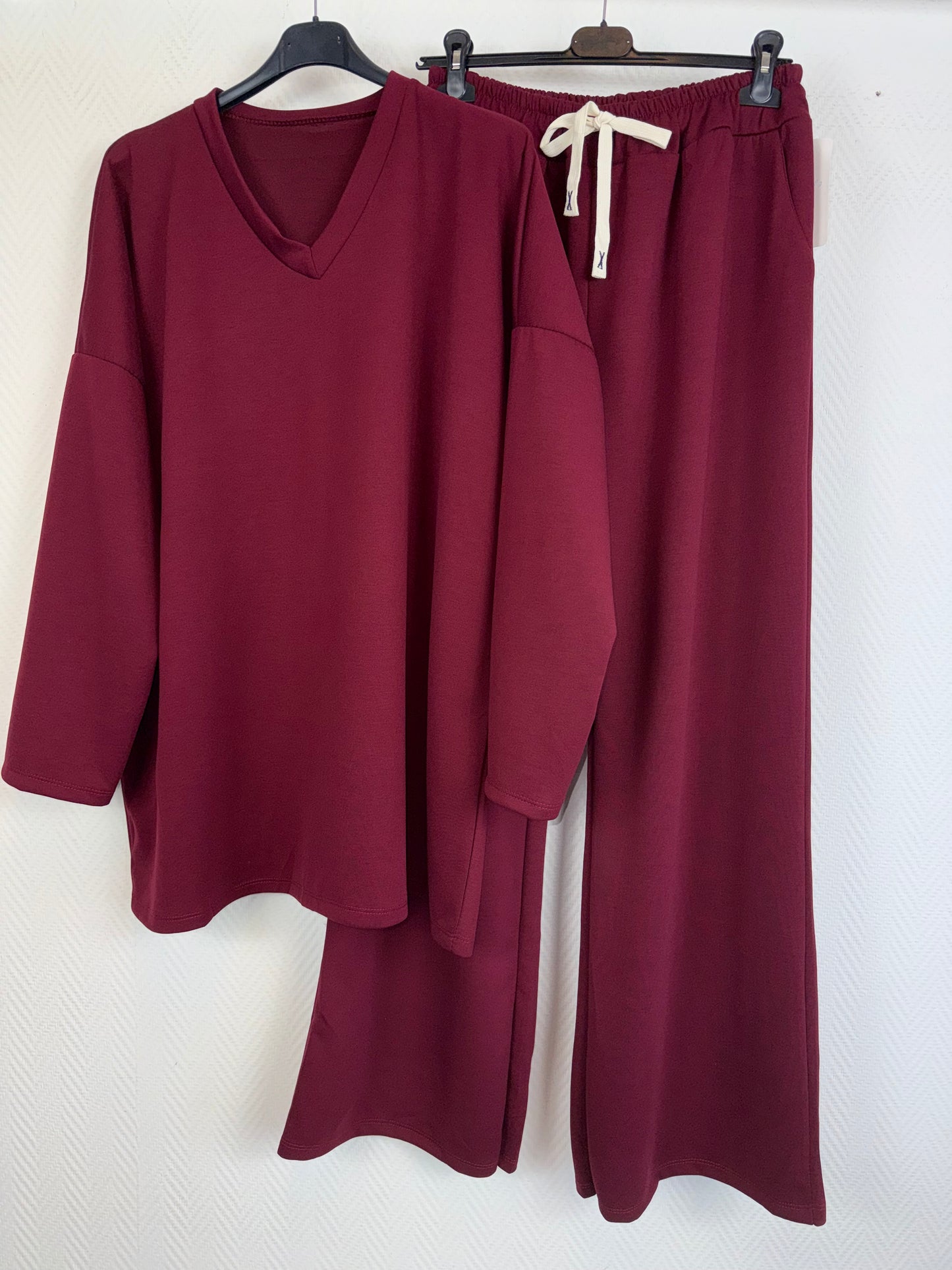Comfy pak met V hals bordeauxrood 46/48/50