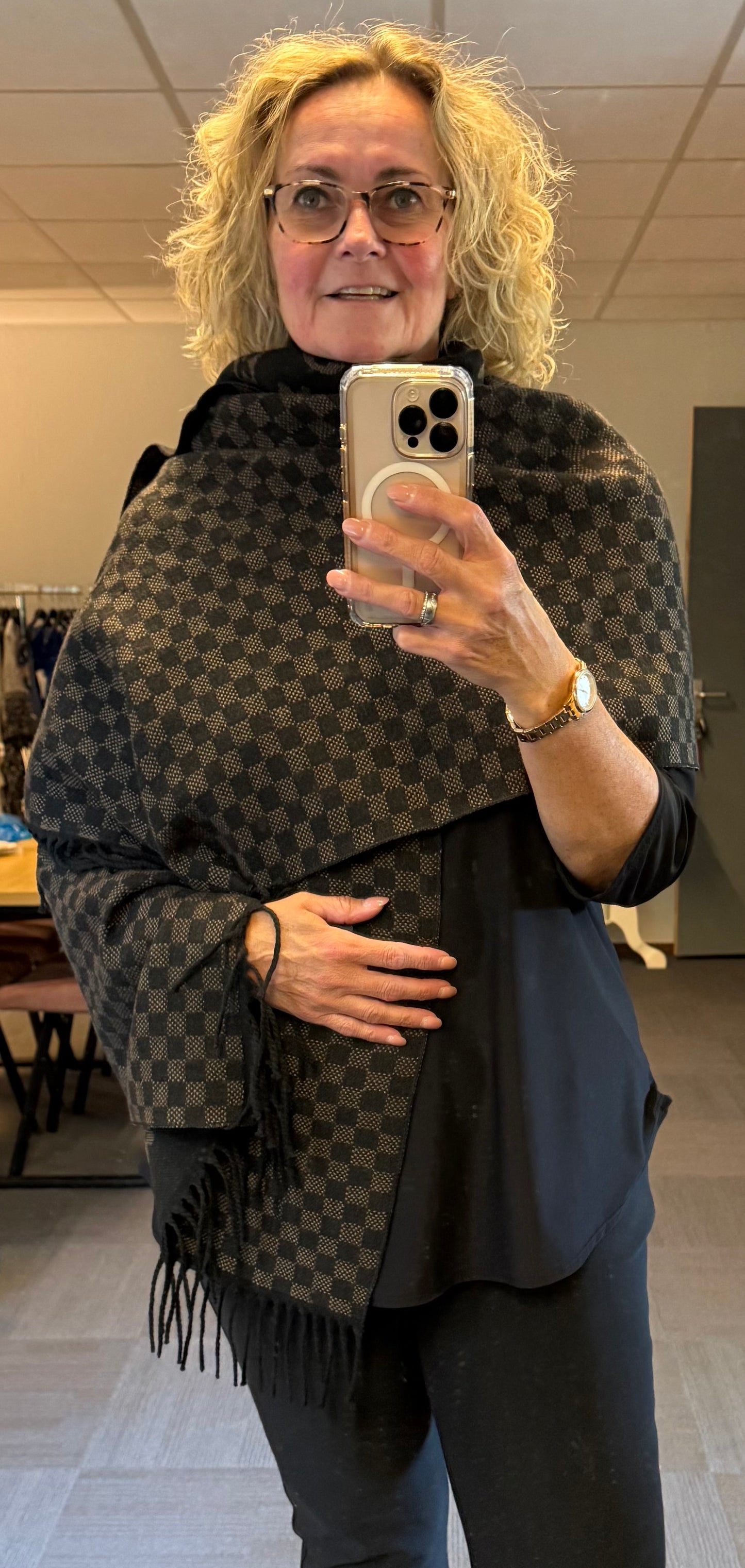 Lange viscose sjaal die je aan 2 kanten kunt dragen.