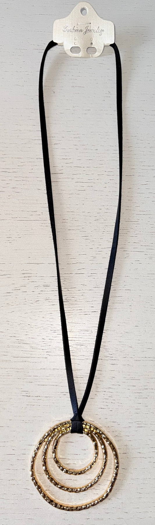 Lange ketting met goudkleurige ringen
