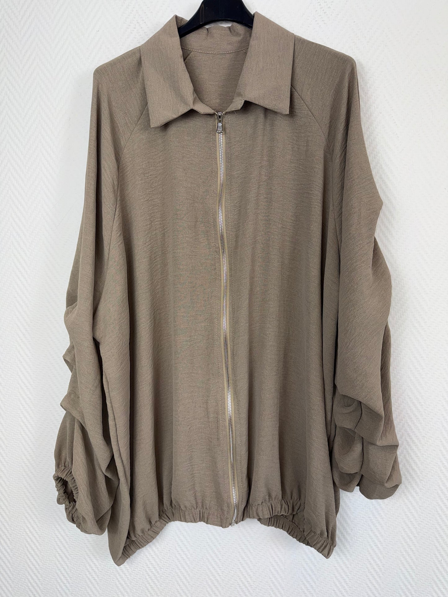 Bomber jasje met gesmokte mouwen 48/50/52