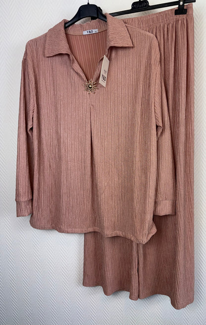 Plissé pak met broche maat 40/42/44/46/48